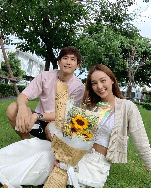 “น้ำตาล พิจักขณา” แฮปปี้รักมั่นคง 10 ปี “ไผ่ พาทิศ” (มีคลิป)