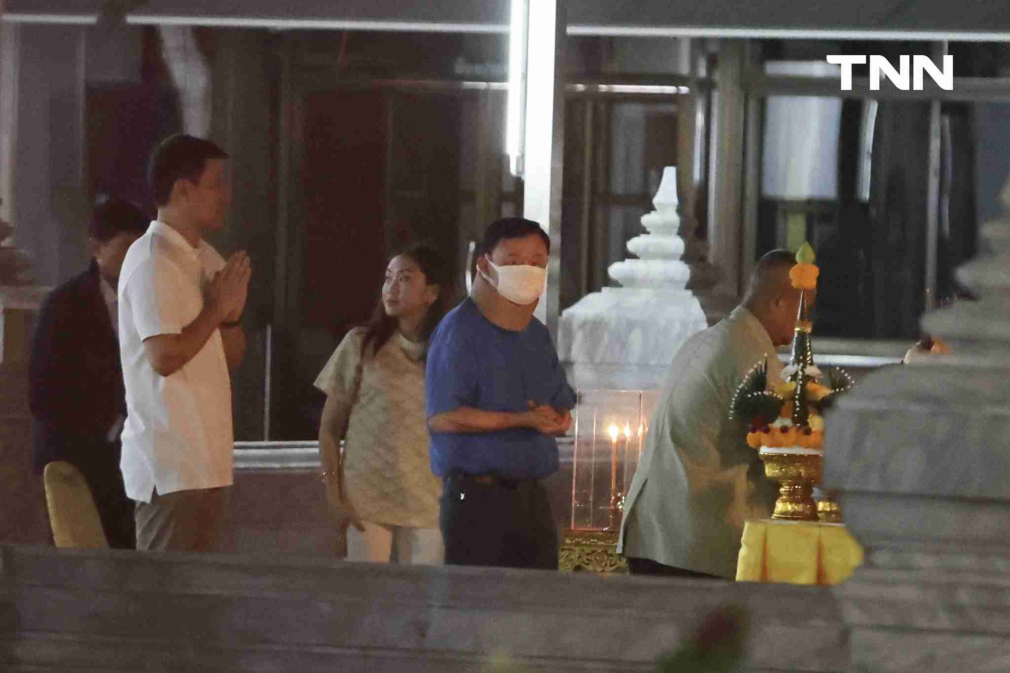 ทักษิณ ชินวัตร พร้อมลูกสาวไหว้ศาลหลักเมืองก่อนบินเชียงใหม่ ทักษิณ ชินวัตร พร้อมลูกสาวไหว้ศาลหลักเมืองก่อนบินเชียงใหม่