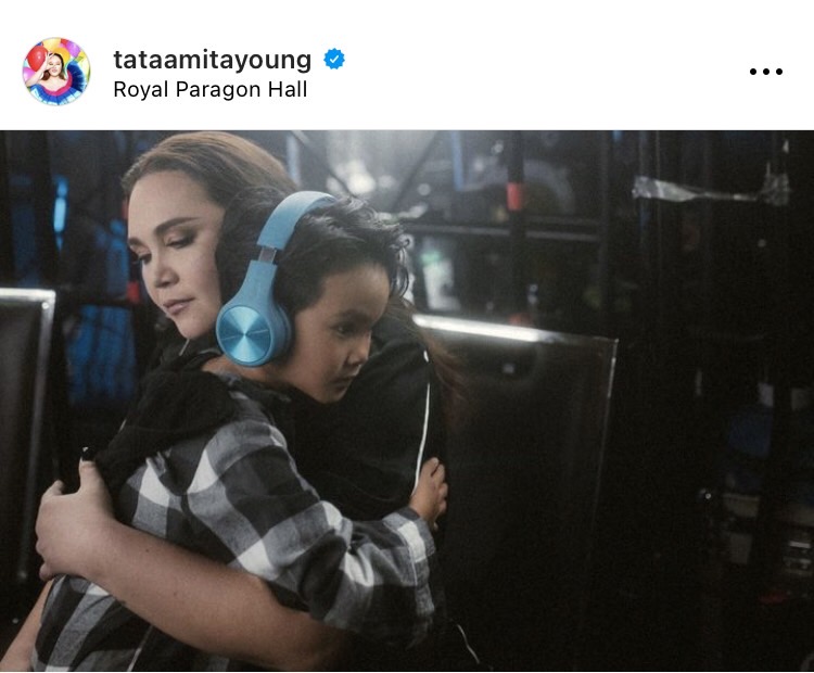 โมเมนต์สุดซึ้ง น้องเร เช็ดน้ำตาปลอบใจคุณแม่ ทาทา ยัง หลังนอนโรงพยาบาลกว่า 40 วัน 