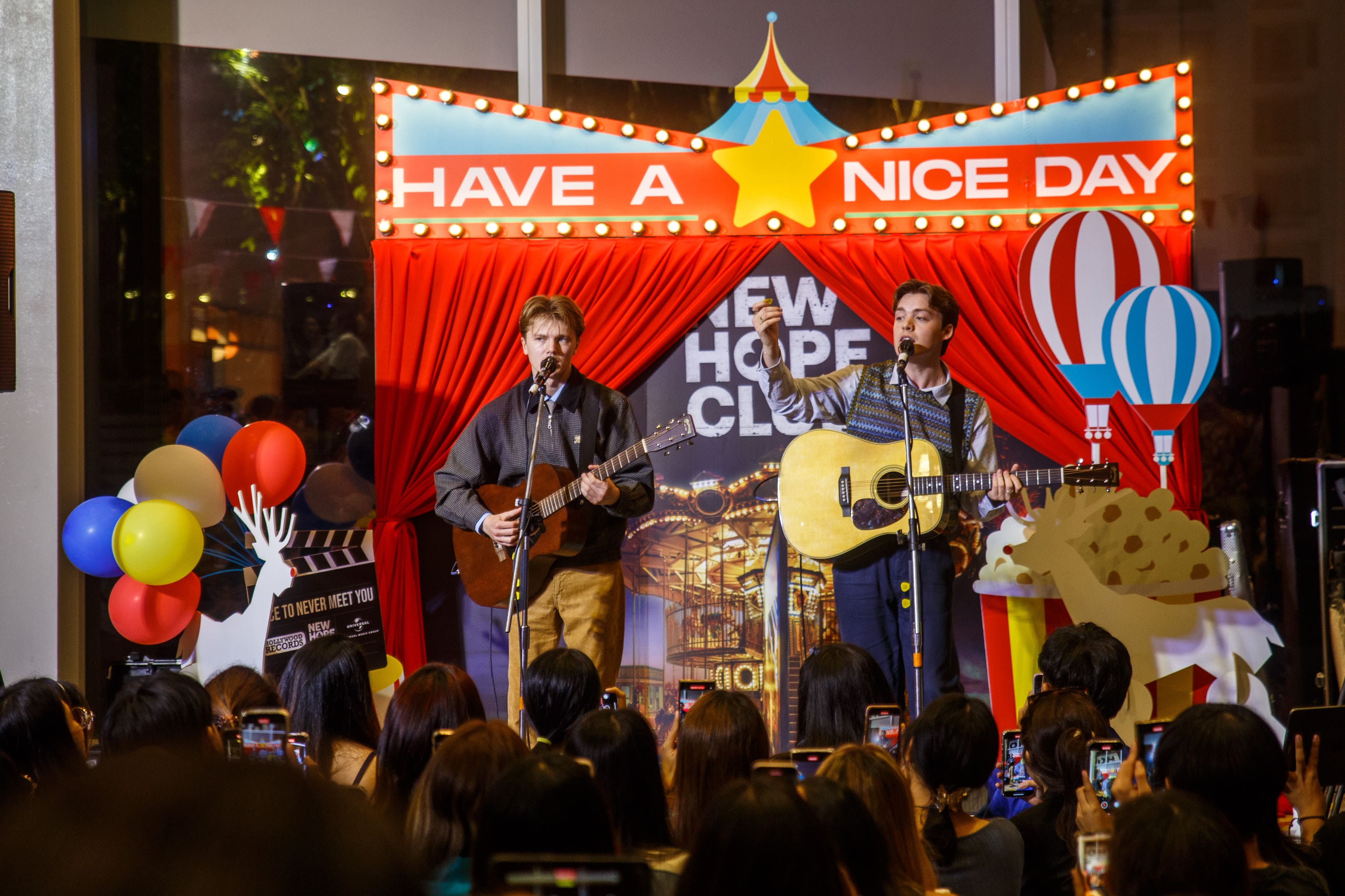 New Hope Club สามหนุ่มจากเกาะอังกฤษ แท็กทีมพระนาง ต่อ-แคร์ ร่วมแถลงข่าวเปิดตัวหนังสั้น Nice To Never Meet You