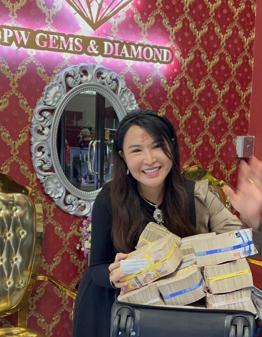 “เพชรพันปี” คือใคร ทำความรู้จักเจ้าของร้านเพชรสายมูดีกรีไม่ธรรมดา