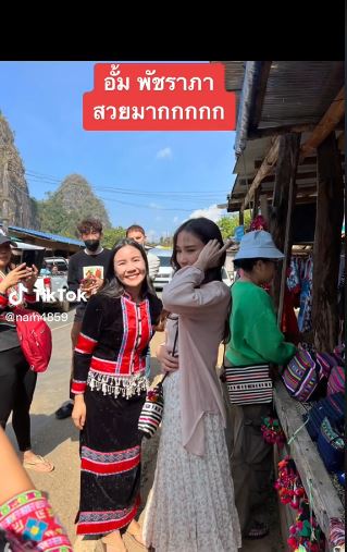 ตลาดแทบแตก! อั้ม พัชราภา เดินตลาดอุดหนุนสินค้าชาวเขาเป็นกันเองมาก 