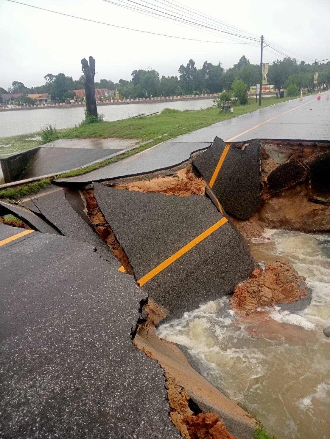 พายุโนรูเข้าไทยแผลงฤทธิ์แรง! ถนนทรุดทางขาด ในอ.วารินชำราบ อุบลฯ-สัญจรผ่านไม่ได้ พายุโนรูเข้าไทยแผลงฤทธิ์แรง! ถนนทรุดทางขาด ในอ.วารินชำราบ อุบลฯ-สัญจรผ่านไม่ได้