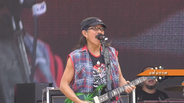 แอ๊ด คาราบาว มอบถ้วยให้กัปตันทีมลิเวอร์พูล  (มีคลิป)