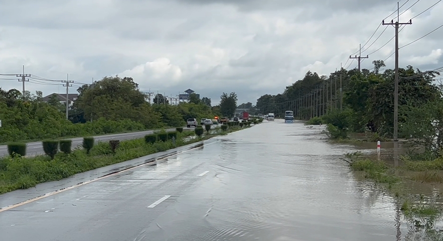 ถ.มิตรภาพ จมน้ำ! หลังเจอฝนตกหนัก รถทัวร์-รถบรรทุก เสียหายหลายคัน ถ.มิตรภาพ จมน้ำ! หลังเจอฝนตกหนัก รถทัวร์-รถบรรทุก เสียหายหลายคัน