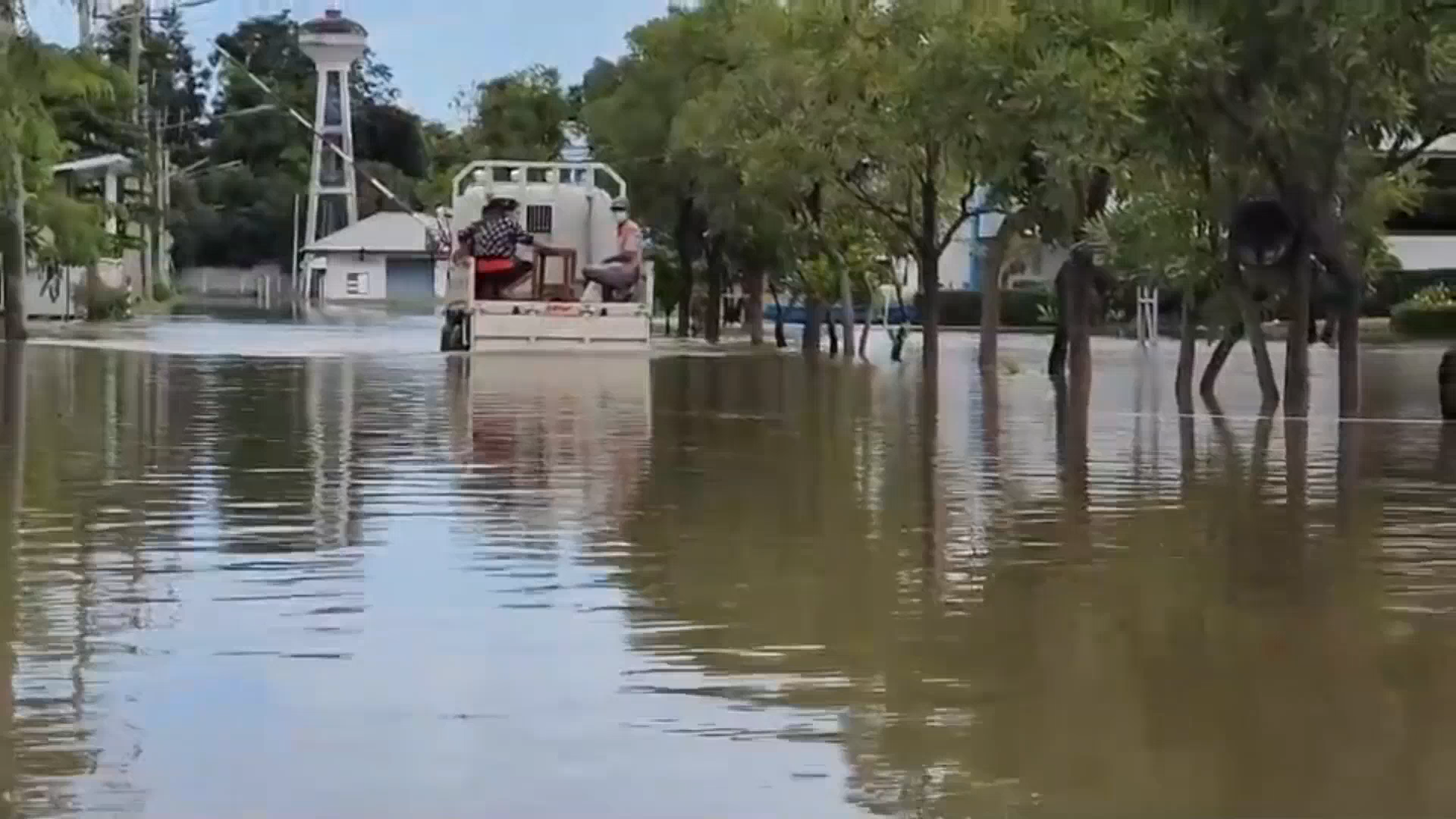 ด่วน! พิจิตร น้ำป่าทะลักท่วม โรงพยาบาลดงเจริญ เร่งย้ายผู้ป่วยวุ่น ด่วน! พิจิตร น้ำป่าทะลักท่วม โรงพยาบาลดงเจริญ เร่งย้ายผู้ป่วยวุ่น