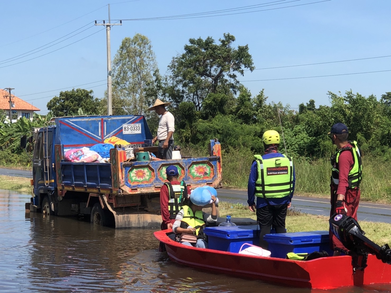 มวลน้ำขยายวงกว้าง! เอ่อท่วมถนนกาฬสินธุ์-ร้อยเอ็ด ทะลักเข้าหลายชุมชน มวลน้ำขยายวงกว้าง! เอ่อท่วมถนนกาฬสินธุ์-ร้อยเอ็ด ทะลักเข้าหลายชุมชน