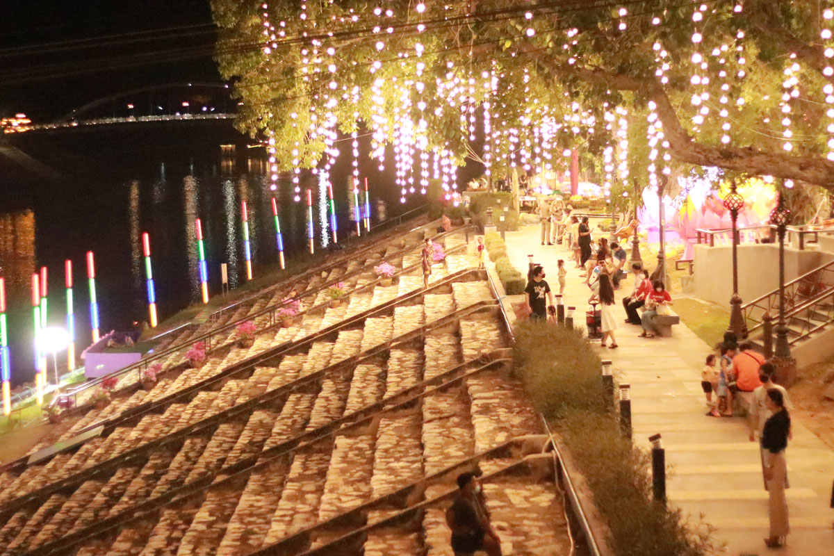 งานลอยกระทงสองแควแลอดีต ประดับโคมไฟย้อนยุค ท่ามกลางมาตรการเข้ม