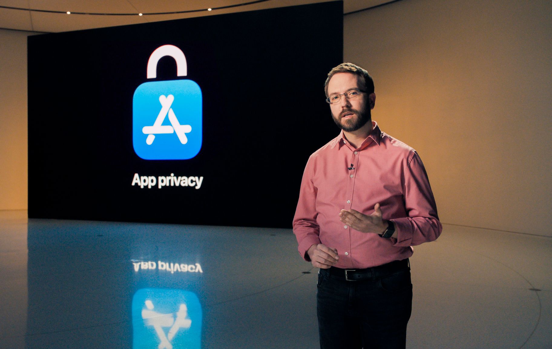 Apple บอกถ้าจะใช้แอปนอก App Store ให้ไปใช้ Android แทนเถอะ !!