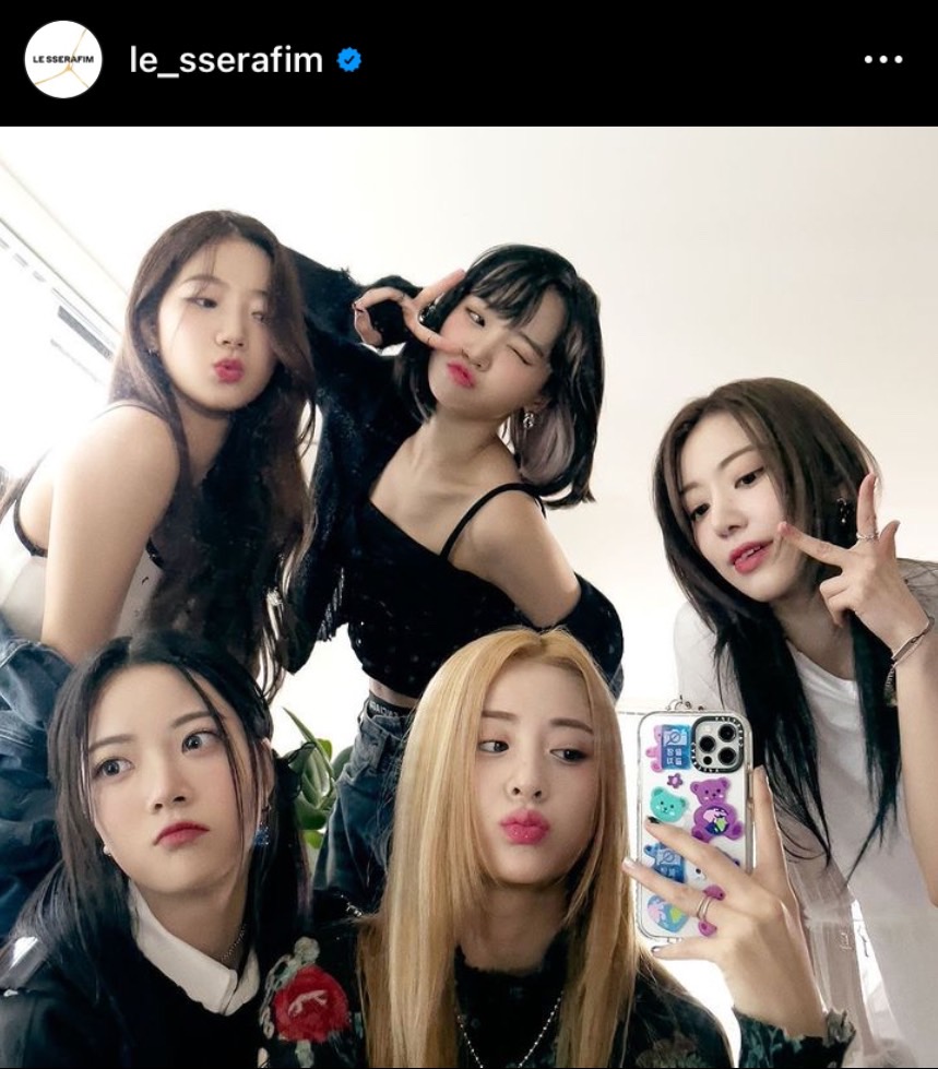 เผยภาพสาว ๆ LE SSERAFIM เดินเที่ยวถนนข้าวสาร ก่อนลุยงาน GDA 2023