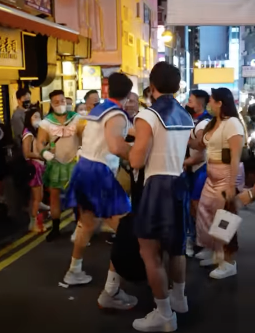 ควันหลงฮาโลวีน! ไวรัลเซเลอร์มูนกล้ามโตรุมลงฑัณฑ์หนุ่มฝรั่ง ชาวเน็ตแห่แชร์ ควันหลงฮาโลวีน! ไวรัลเซเลอร์มูนกล้ามโตรุมลงฑัณฑ์หนุ่มฝรั่ง ชาวเน็ตแห่แชร์