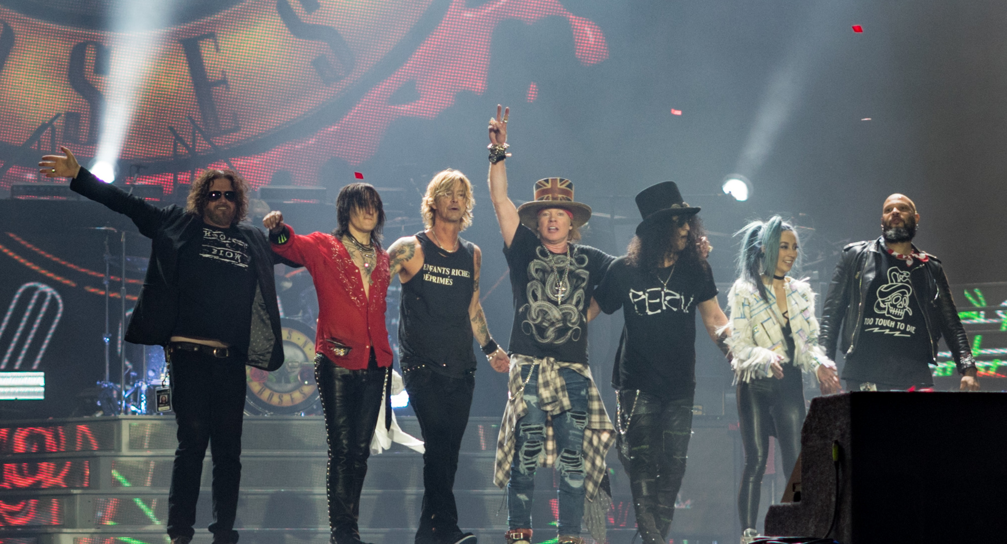 ไม่มีอีกแล้ว!! ประเพณีวง Guns N' Roses โยนไมโครโฟนให้ผู้ชมหลังจบโชว์