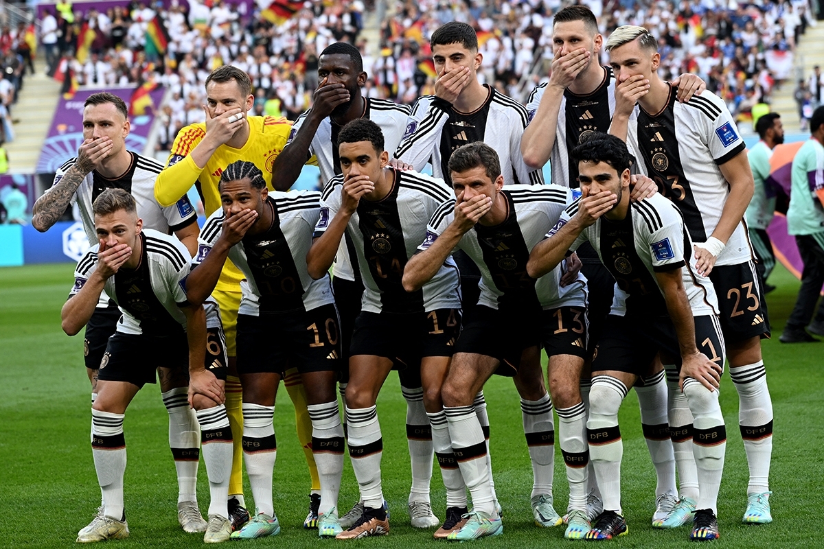 แฟนกาตาร์ชูรูป 'โอซิล' ตอบโต้การประท้วงของแข้งเยอรมนี