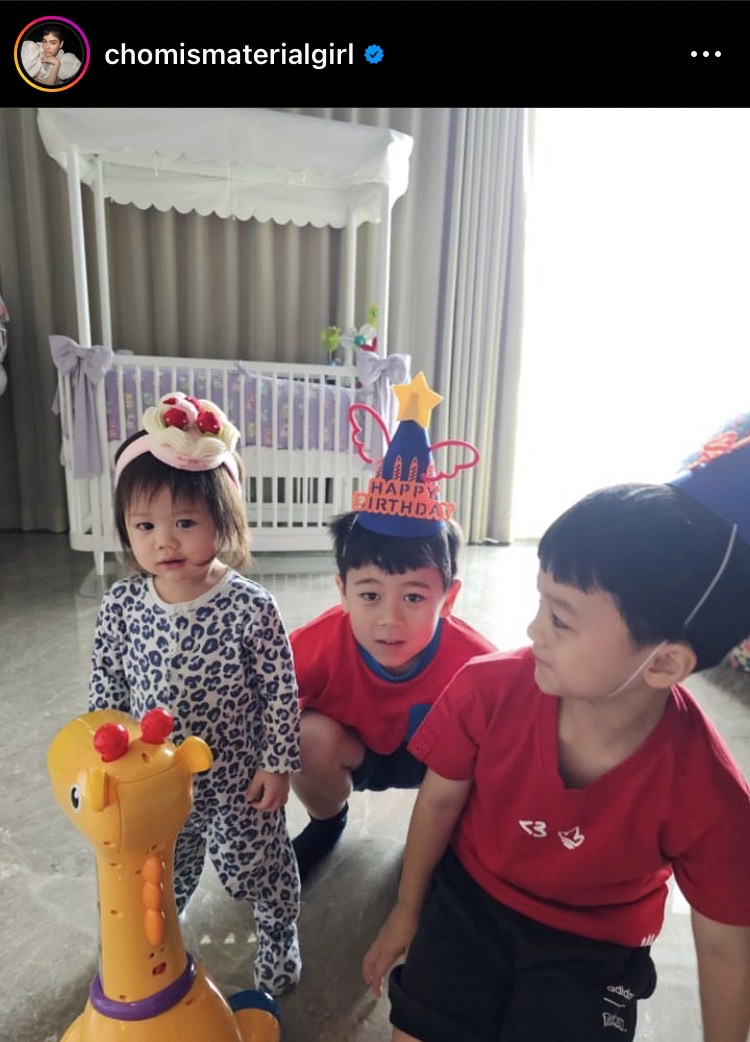 เผยโมเมนต์สุดน่ารักกับลูกๆ “ชมพู่ อารยา” ฉลองวันเกิดอายุครบ 42 ปีแบบเรียบง่าย