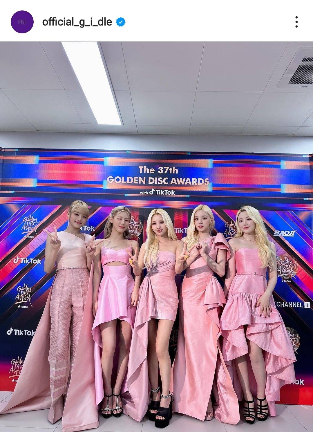 มินนี่ นำทีมวง (G)I-DLE สวมชุดผ้าไหมแบรนด์ไทย ASAVA เดินพรมแดง GDA 