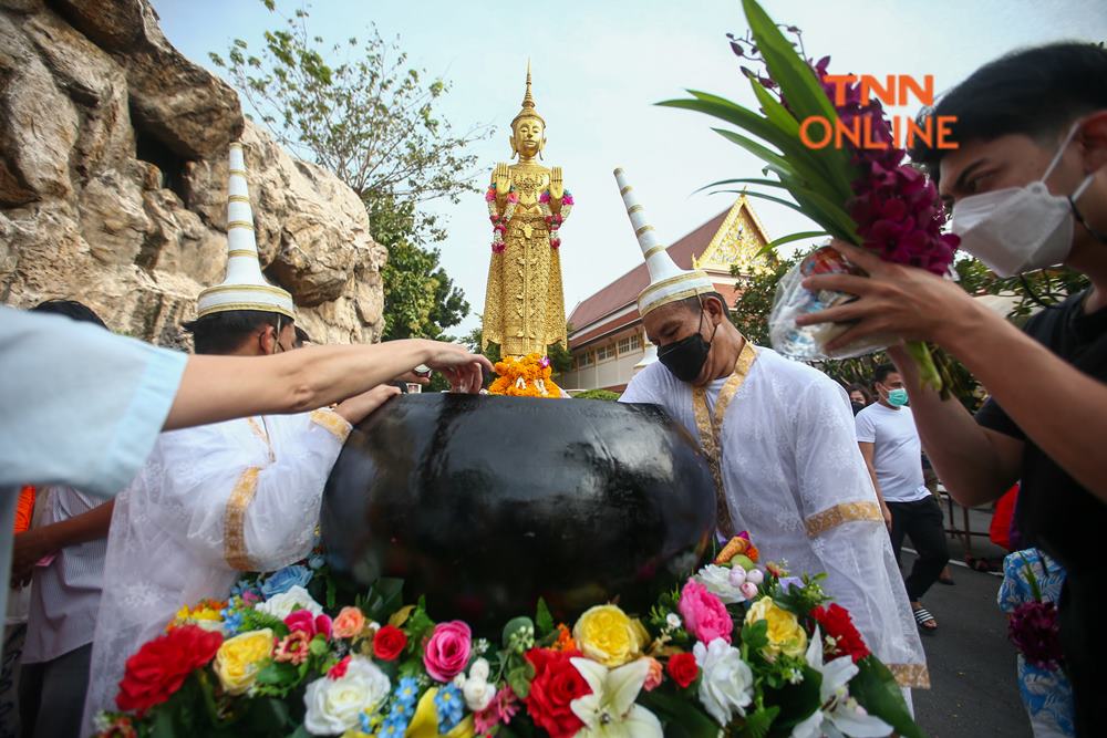 วันออกพรรษา 2565 เปิดประวัติความเป็นมา พิธีตักบาตรเทโวในภาคต่างๆ