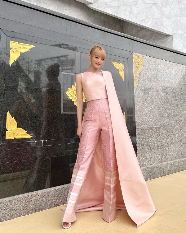 “หมู อาซาว่า” ดีใจ ได้ออกแบบชุดผ้าไทยให้ (G)I-DLE (มีคลิป)