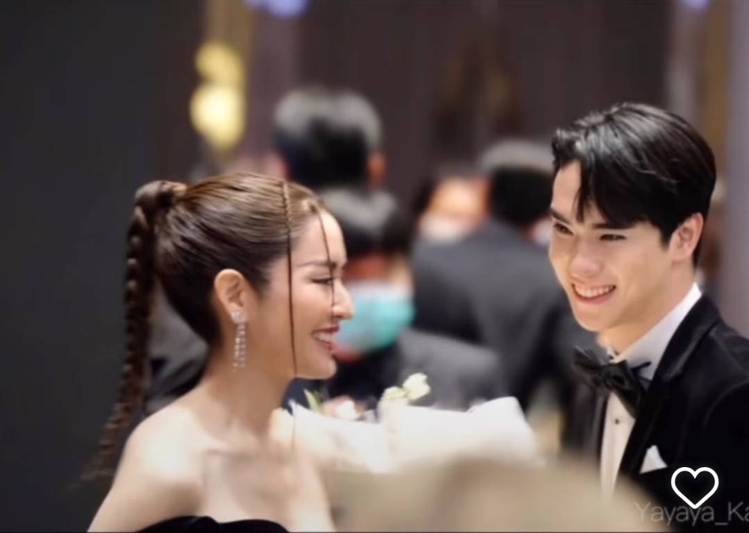 แอฟ ทักษอร ถูกแซวหนัก หลัง 3 พระเอกหนุ่ม หอบดอกไม้แสดงความยินดี