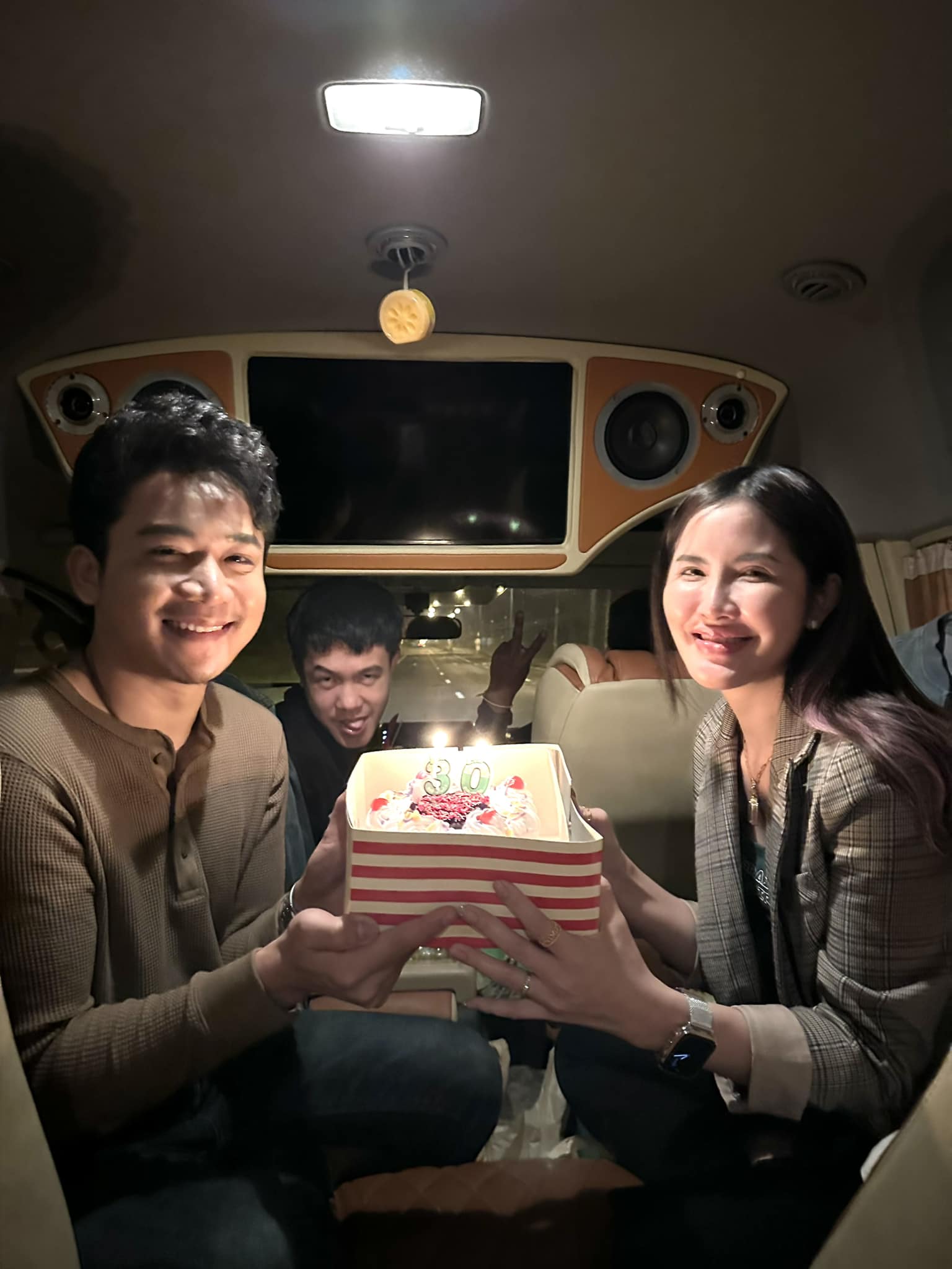 เบียร์ พร้อมพงษ์ ยิ้มร่า ภรรยาเซอร์ไพรส์วันเกิดวัย 30 ปี