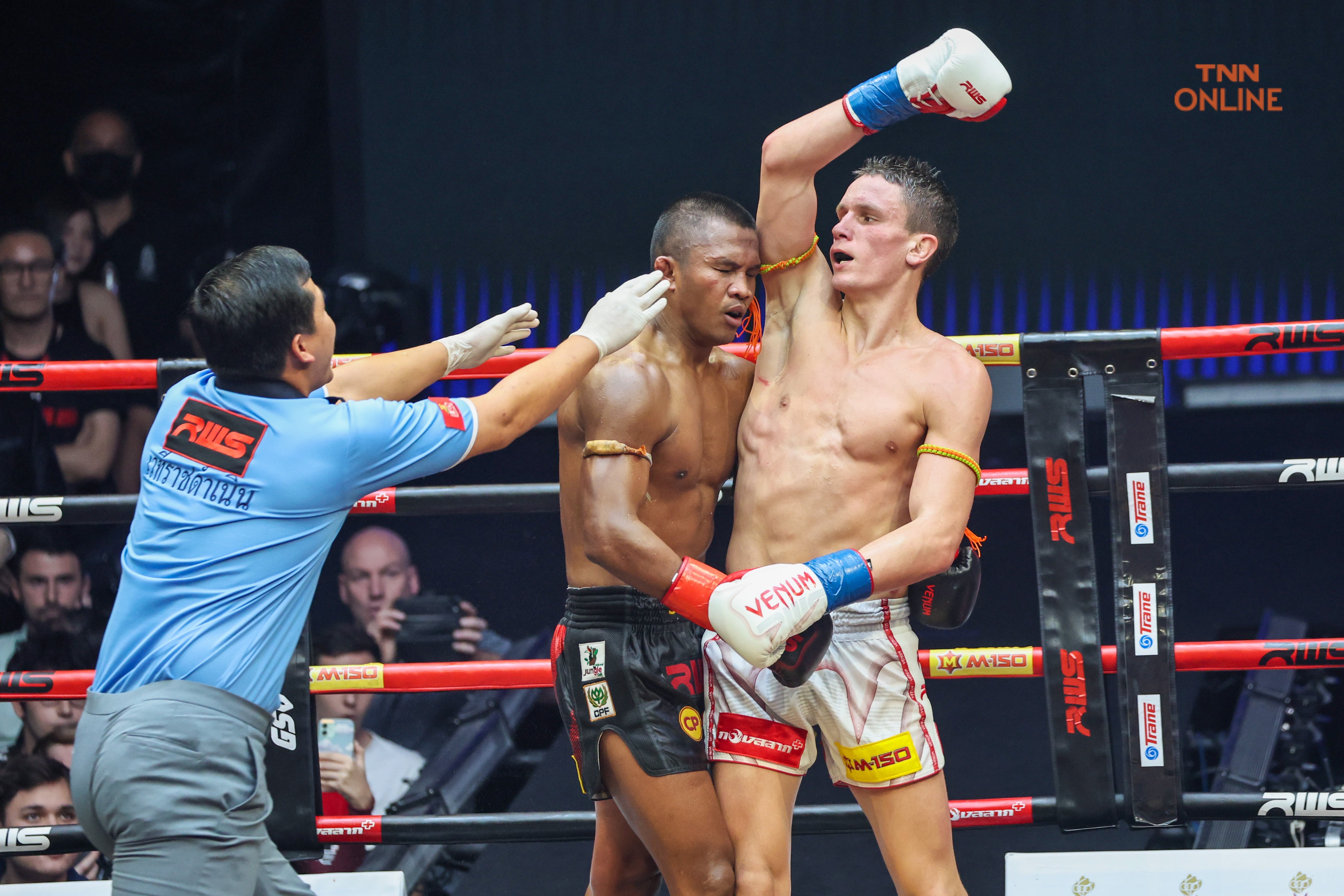 มวยมันส์ส่งท้ายปี บัวขาว-เยฟิเมนโก้ มีดีทั้งคู่ต่อยครบ 3 ยก มวยมันส์ส่งท้ายปี บัวขาว-เยฟิเมนโก้ มีดีทั้งคู่ต่อยครบ 3 ยก