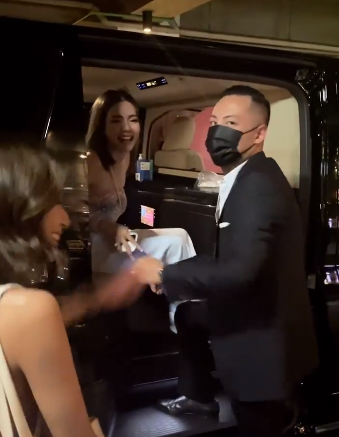 'ดิว อริสรา' เผยช็อตหวาน แฟนไฮโซเอาใจสุดๆอุ้มขึ้นรถดูแลอย่างดีดี 'ดิว อริสรา' เผยช็อตหวาน แฟนไฮโซเอาใจสุดๆอุ้มขึ้นรถดูแลอย่างดีดี