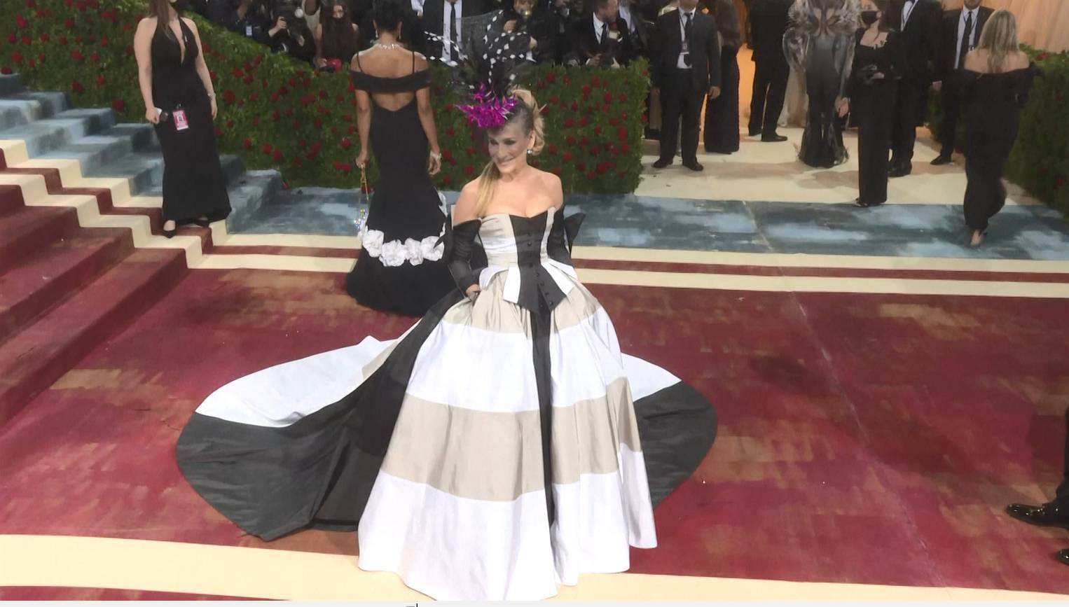 เหล่าคนดังเฉิดฉายในชุดสุดอลังในช่วงแรกของการจัดงาน Met Gala ปี 2022 เหล่าคนดังเฉิดฉายในชุดสุดอลังในช่วงแรกของการจัดงาน Met Gala ปี 2022