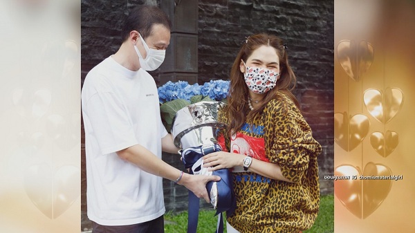 “น็อต” ทำเซอร์ไพรส์มอบรถยนต์หรูให้ “ชมพู่ อารยา” ในวันเกิด (มีคลิป) “น็อต” ทำเซอร์ไพรส์มอบรถยนต์หรูให้ “ชมพู่ อารยา” ในวันเกิด (มีคลิป)