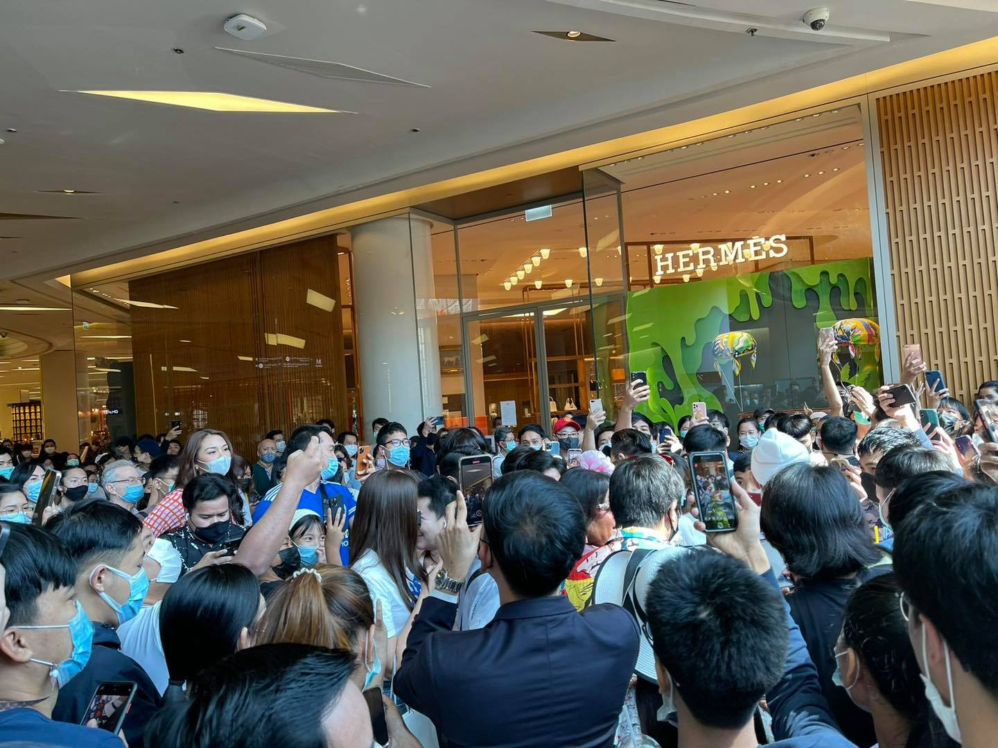 ห้างแตก! หลัง พระมหาเทวีเจ้าแห่งเมืองทิพย์ ไปเดินช้อปปิ้ง ห้างแตก! หลัง พระมหาเทวีเจ้าแห่งเมืองทิพย์ ไปเดินช้อปปิ้ง