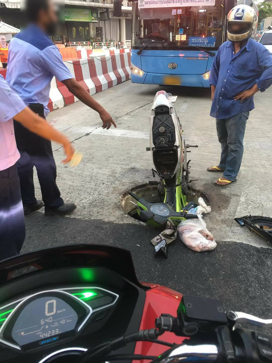 ระทึกกลางศรีนครินทร์ จยย.ตกท่อรถทิ่มหายไปครึ่งคัน ระทึกกลางศรีนครินทร์ จยย.ตกท่อรถทิ่มหายไปครึ่งคัน