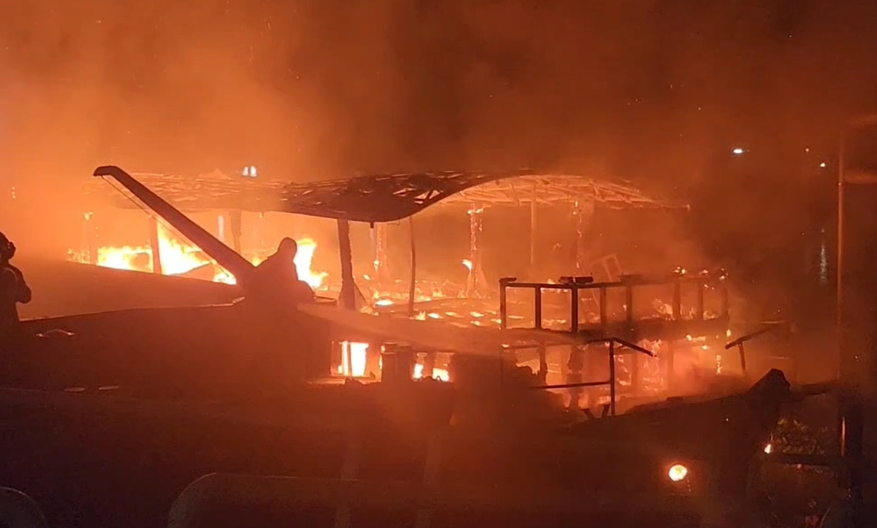 ระทึกกลางดึก!  ไฟไหม้เรือริมแม่น้ำเจ้าพระยา วอดทั้งลำ