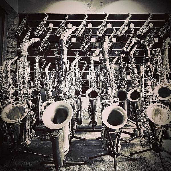 “โก้ มิสเตอร์ แซกแมน” ตัดใจขายแซกโซโฟนตัวโปรดเพื่อความอยู่รอด (มีคลิป) “โก้ มิสเตอร์ แซกแมน” ตัดใจขายแซกโซโฟนตัวโปรดเพื่อความอยู่รอด (มีคลิป)