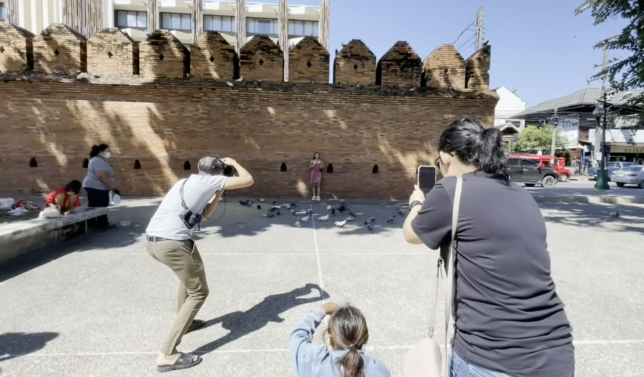 ที่เที่ยวเชียงใหม่ ! จุดแลนมาร์คห้ามพลาด ถ่ายรูปพิราบบินประตูท่าแพ 