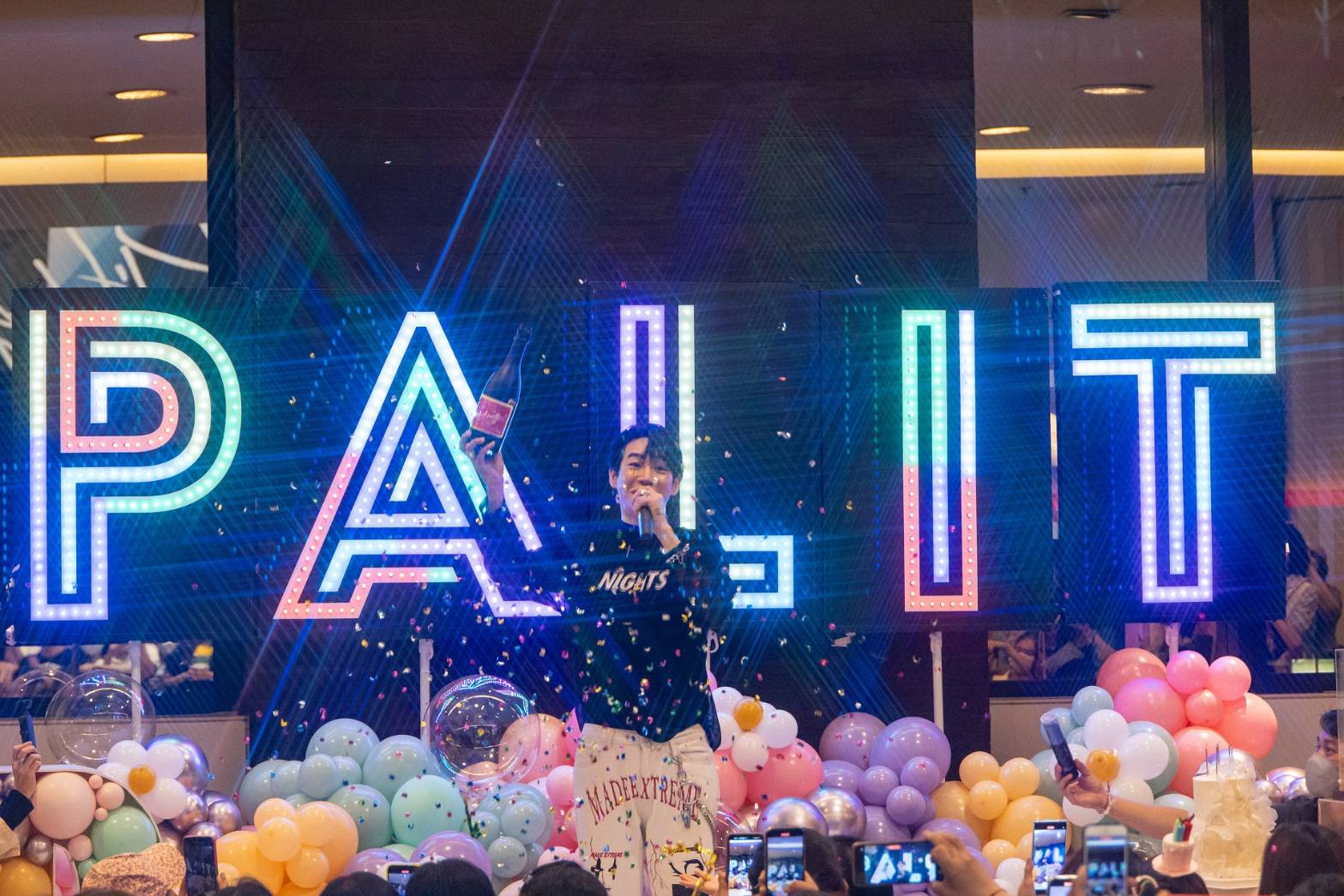 เป๊ก ผลิตโชค กับวันเกิดสุดพิเศษ แฟนคลับรวมตัวอวยพรสุดอลังการ เป๊ก ผลิตโชค กับวันเกิดสุดพิเศษ แฟนคลับรวมตัวอวยพรสุดอลังการ