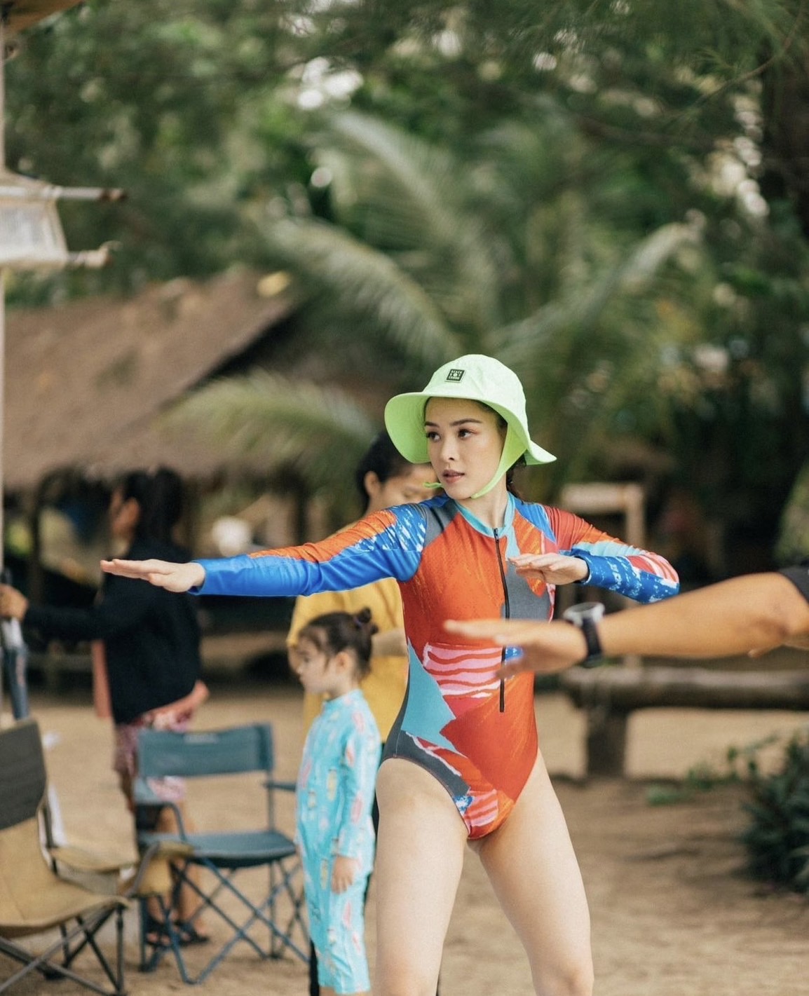 อายุเป็นเพียงตัวเลข! ลิเดีย โชว์ลีลาเซิร์ฟบอร์ด อวดหุ่นแซ่บเวอร์