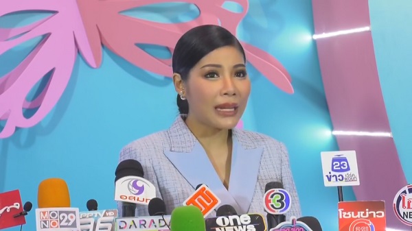 “แหวนแหวน” ยืนยันคลิปจูงมือ “อั้ม” ไม่ได้แซะใคร   (มีคลิป)