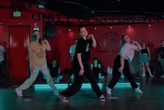 เป็นสาวแล้ว เต้นเก่งด้วย!! ‘ไชโลห์’ ลูกสาวของ ‘แบรด พิตต์ - แองเจลิน่า โจลี่’ (มีคลิป) เป็นสาวแล้ว เต้นเก่งด้วย!! ‘ไชโลห์’ ลูกสาวของ ‘แบรด พิตต์ - แองเจลิน่า โจลี่’ (มีคลิป)