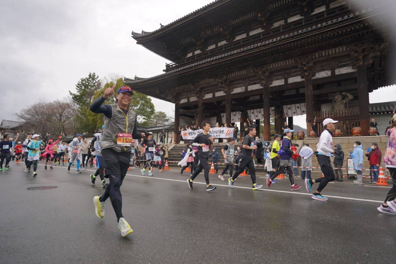 เต๋า สมชาย โชว์ซีนหวานจูบปากภรรยาขอกำลังใจวิ่ง KYOTO MARATHON 2023