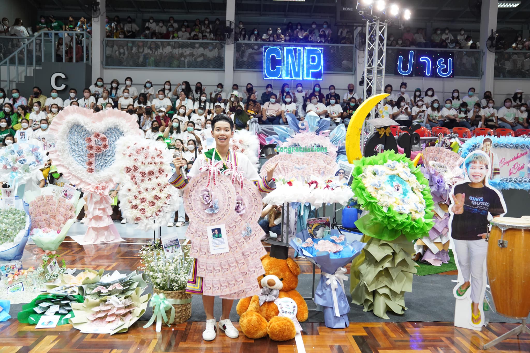 ป๊ายปาย ซ้อมรับปริญญา แฟนคลับเซอร์ไพรส์ชุดใหญ่ ด้าน นุ๊ก ธนดล ร่วมแสดงความยินดี 