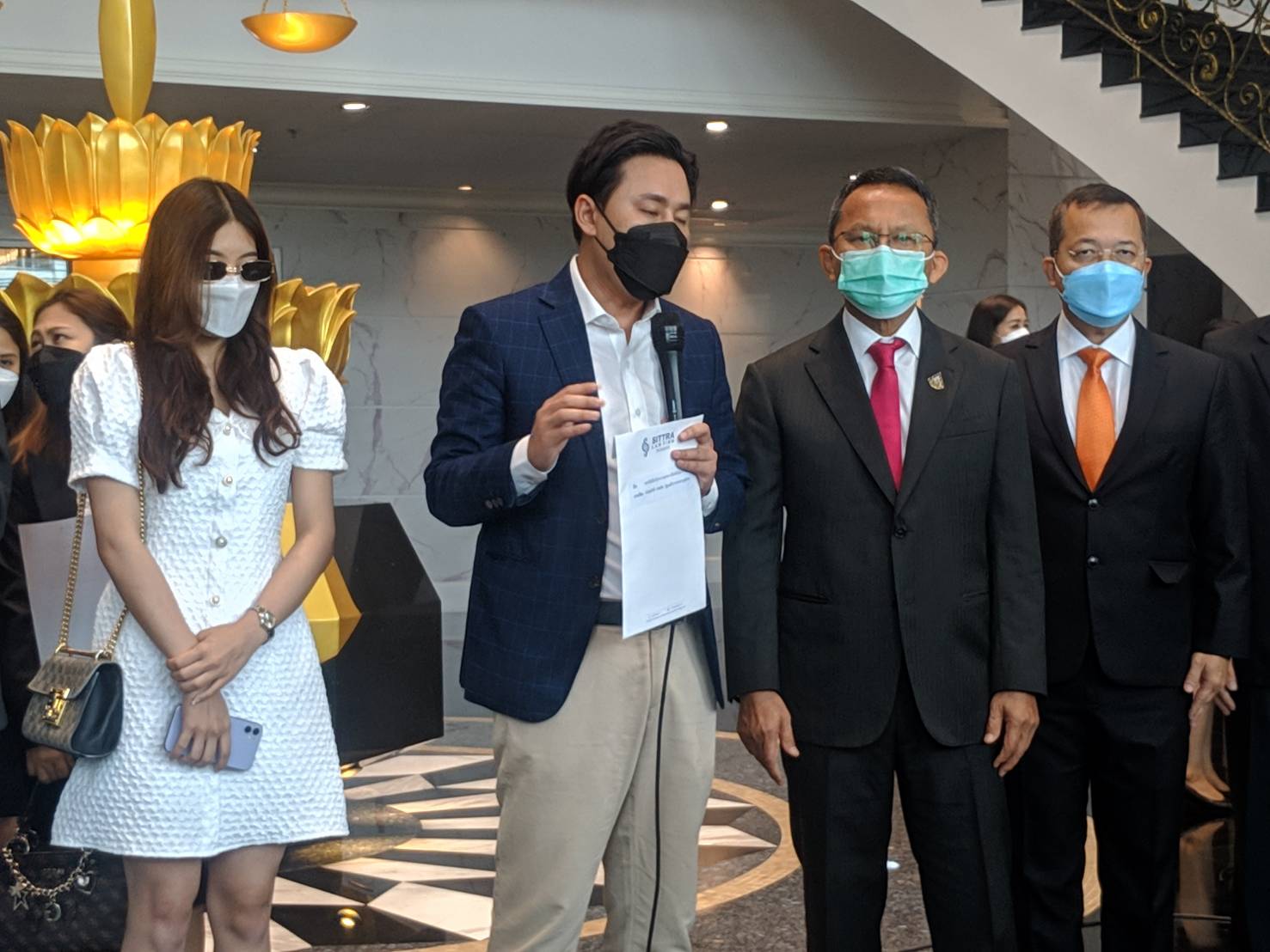 ทนายตั้ม นำนักแสดงสาว ใจบัว และอีกหนึ่งผู้เสียหาย พบ รมว.กระทรวงยุติธรรม ทนายตั้ม นำนักแสดงสาว ใจบัว และอีกหนึ่งผู้เสียหาย พบ รมว.กระทรวงยุติธรรม