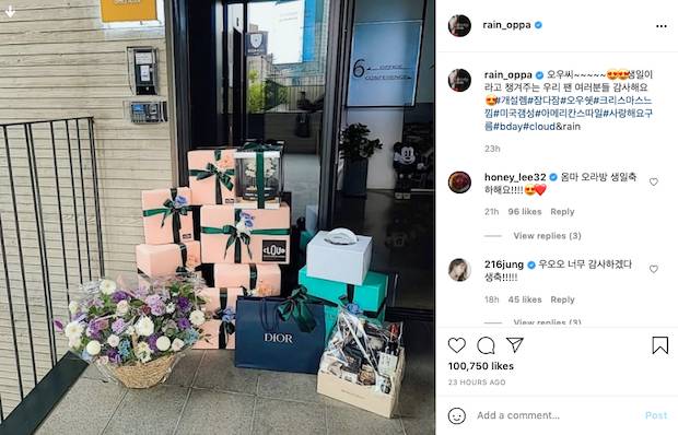 แฟนรักแฟนหลง!! ‘เรน’ โพสต์ภาพกองของขวัญหน้าบริษัทที่แฟนคลับจัดให้ในวันเกิด แฟนรักแฟนหลง!! ‘เรน’ โพสต์ภาพกองของขวัญหน้าบริษัทที่แฟนคลับจัดให้ในวันเกิด