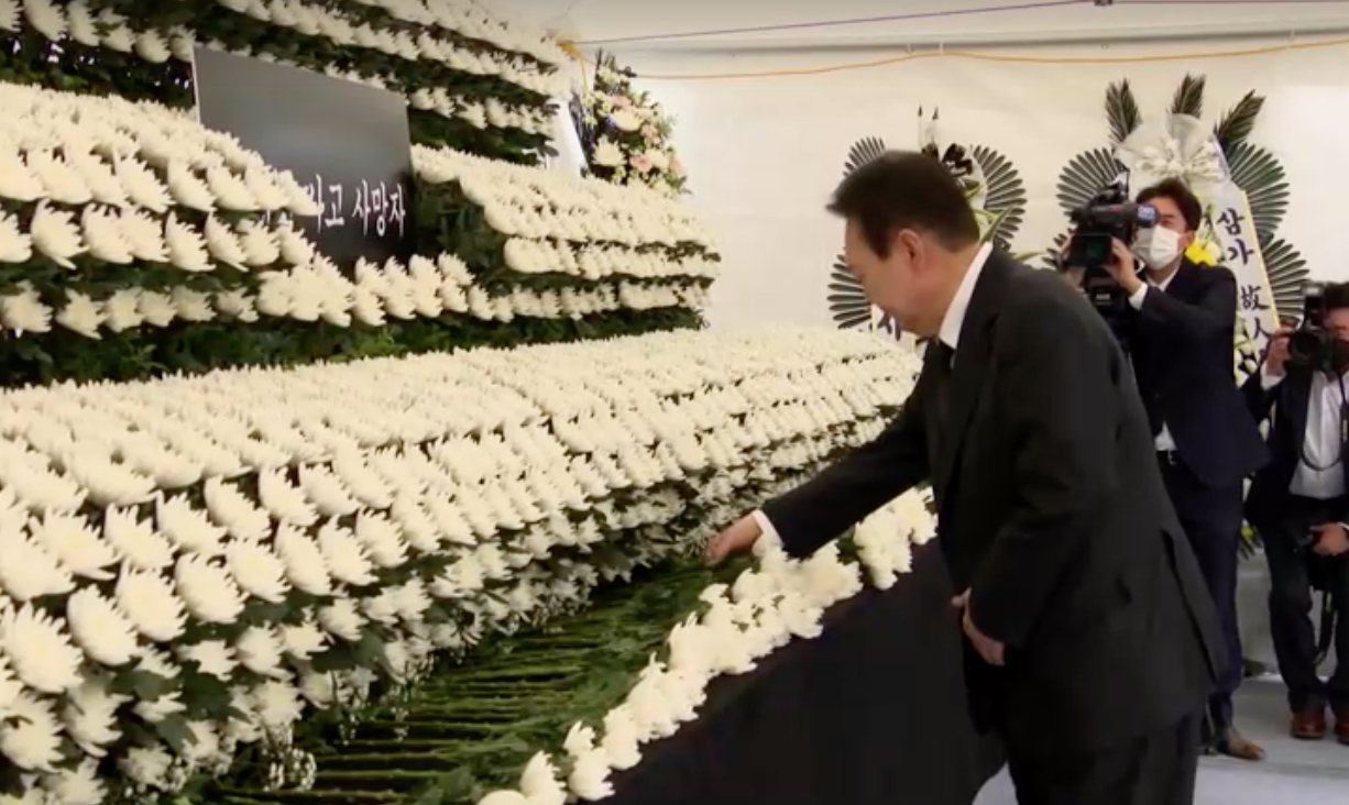 ฮาโลวีนอิแทวอน เกาหลีใต้ไว้ทุกข์ทั่วประเทศเป็นวันที่ 2 จากเหตุโศกนาฏกรรม ฮาโลวีนอิแทวอน เกาหลีใต้ไว้ทุกข์ทั่วประเทศเป็นวันที่ 2 จากเหตุโศกนาฏกรรม