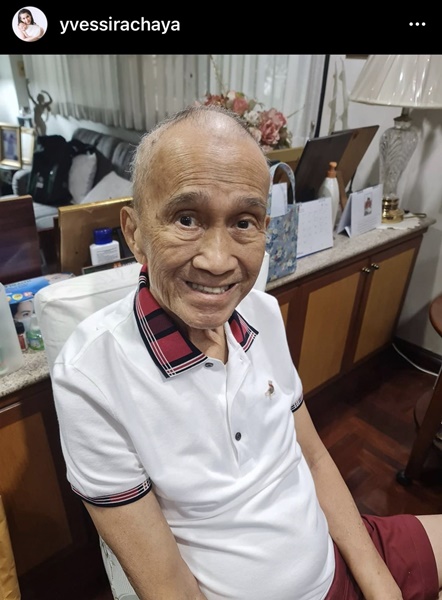 อี๊ฟ โพสต์ภาพคุณพ่อ ต้อย เศรษฐา ส่งยิ้มต้อนรับปีใหม่ อยู่ที่ รพ. อี๊ฟ โพสต์ภาพคุณพ่อ ต้อย เศรษฐา ส่งยิ้มต้อนรับปีใหม่ อยู่ที่ รพ.