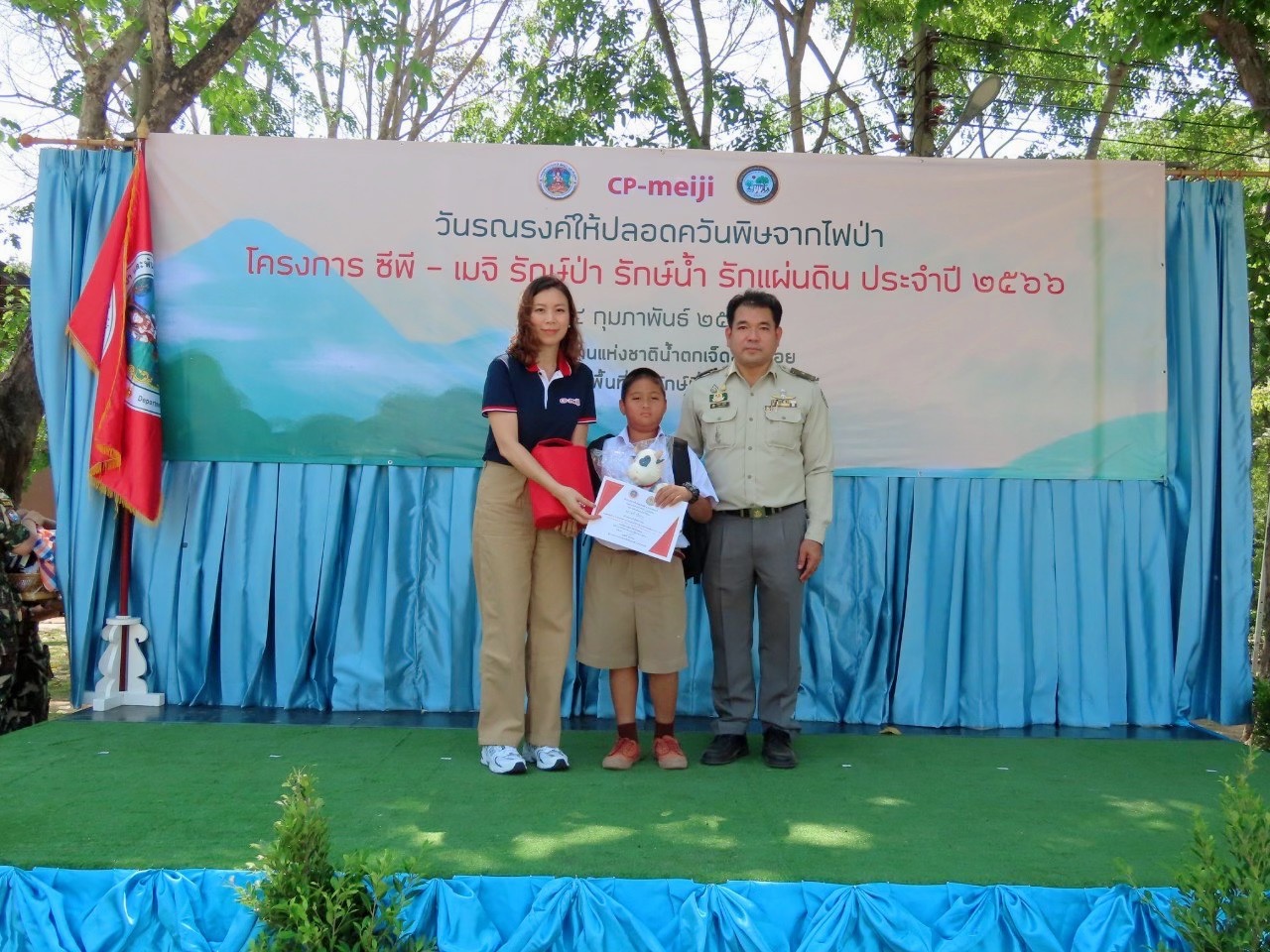 ‘ซีพี-เมจิ’ ร่วมสู้วิกฤตควันพิษต่อเนื่อง! มอบอุปกรณ์ป้องกัน-ดับไฟป่า