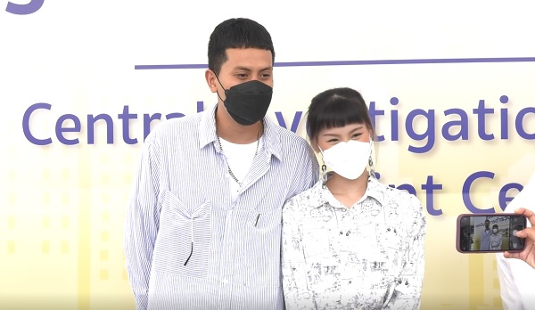 แจ้งความแล้ว “เป้-กร” เอาผิดคนด่าลูกแฝด   (มีคลิป)