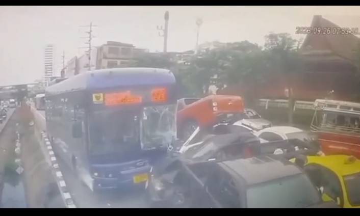 เปิดนาทีระทึก! รถเมล์เบรคแตก ชนรวดกว่า 10 คัน เปิดนาทีระทึก! รถเมล์เบรคแตก ชนรวดกว่า 10 คัน