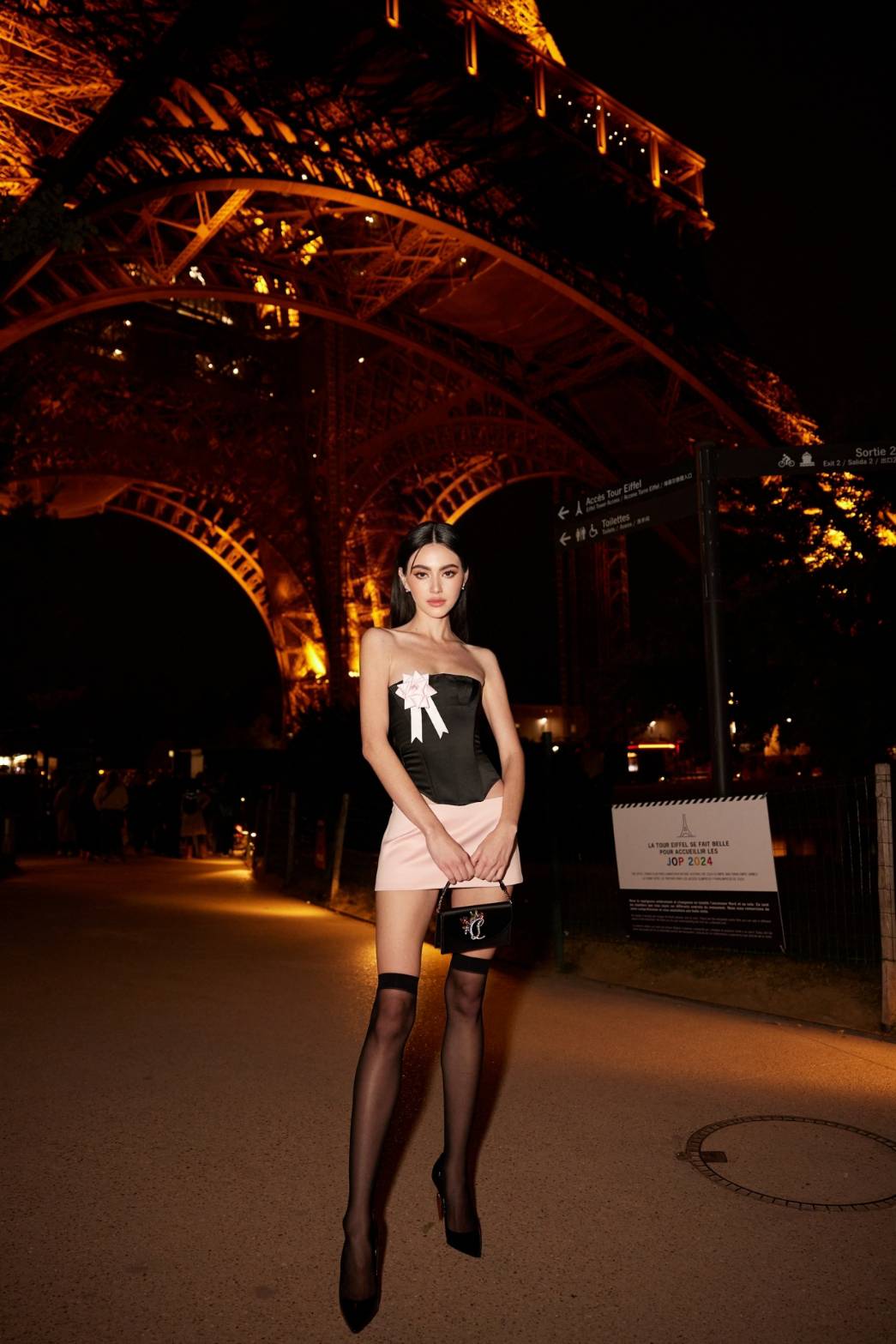 ใหม่ ดาวิกา สาดความแซ่บไม่หยุด! กับลุคชมแฟชั่นโชว์แบรนด์คริสเตียน ลูบูแตง  