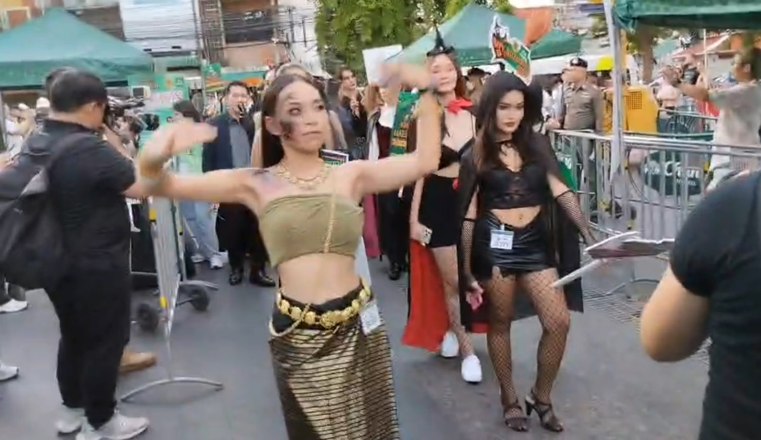 วันฮาโลวีน 2023 ถนนข้าวสารคึกคัก นทท.แต่งชุดแฟนซีจัดเต็มในวันปล่อยผี