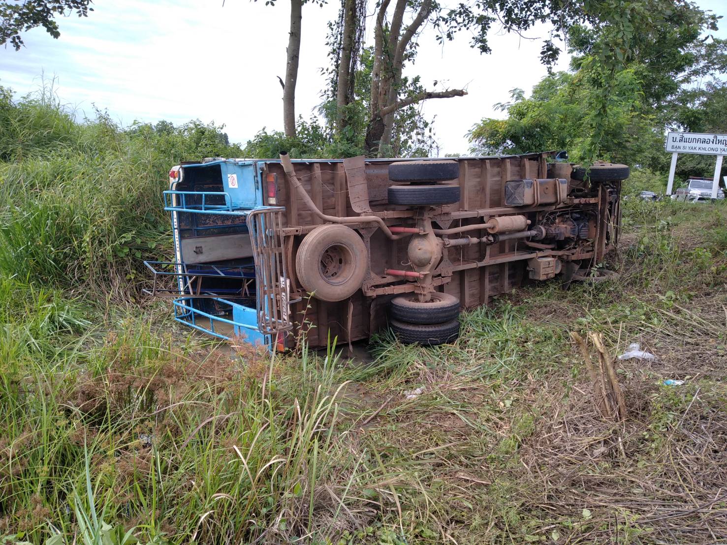 รถรับส่งนักเรียนที่สระแก้ว พลิกคว่ำลงข้างทาง บาดเจ็บกว่า 30 คน!