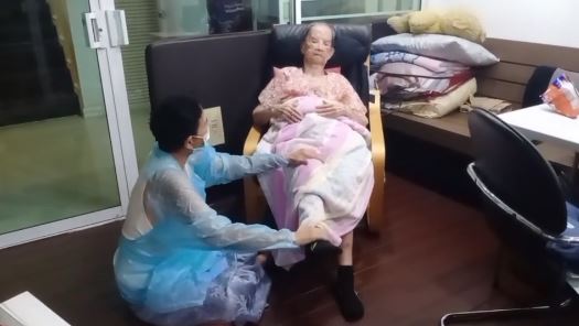 แข็งแรงสุดๆ คุณยายมารศรี พาออกกำลังกายขา  