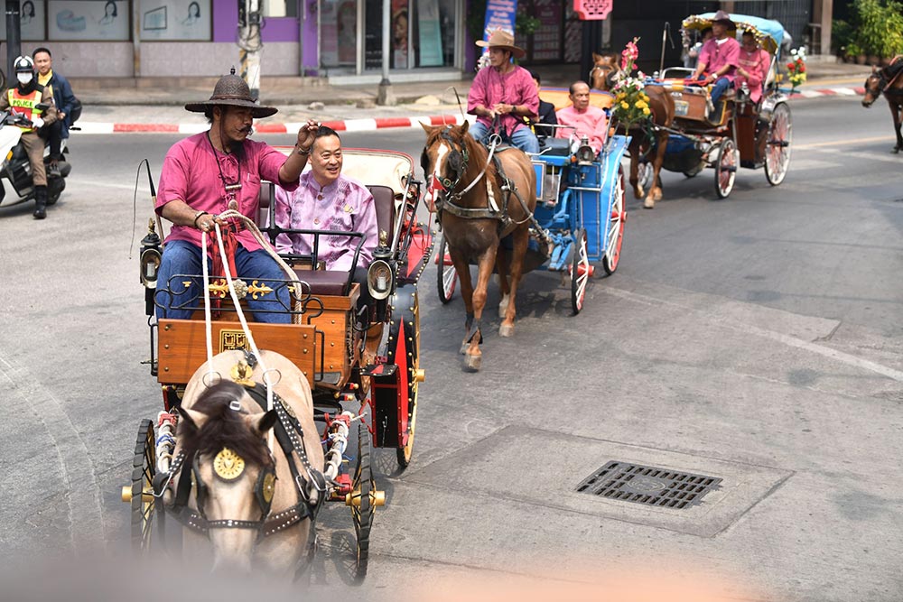 นายกฯ นั่งรถม้าลำปาง ขอให้ช่วยกันสนับสนุนเอกลักษณ์ชาวลำปางไม่ให้สูญหาย นายกฯ นั่งรถม้าลำปาง ขอให้ช่วยกันสนับสนุนเอกลักษณ์ชาวลำปางไม่ให้สูญหาย